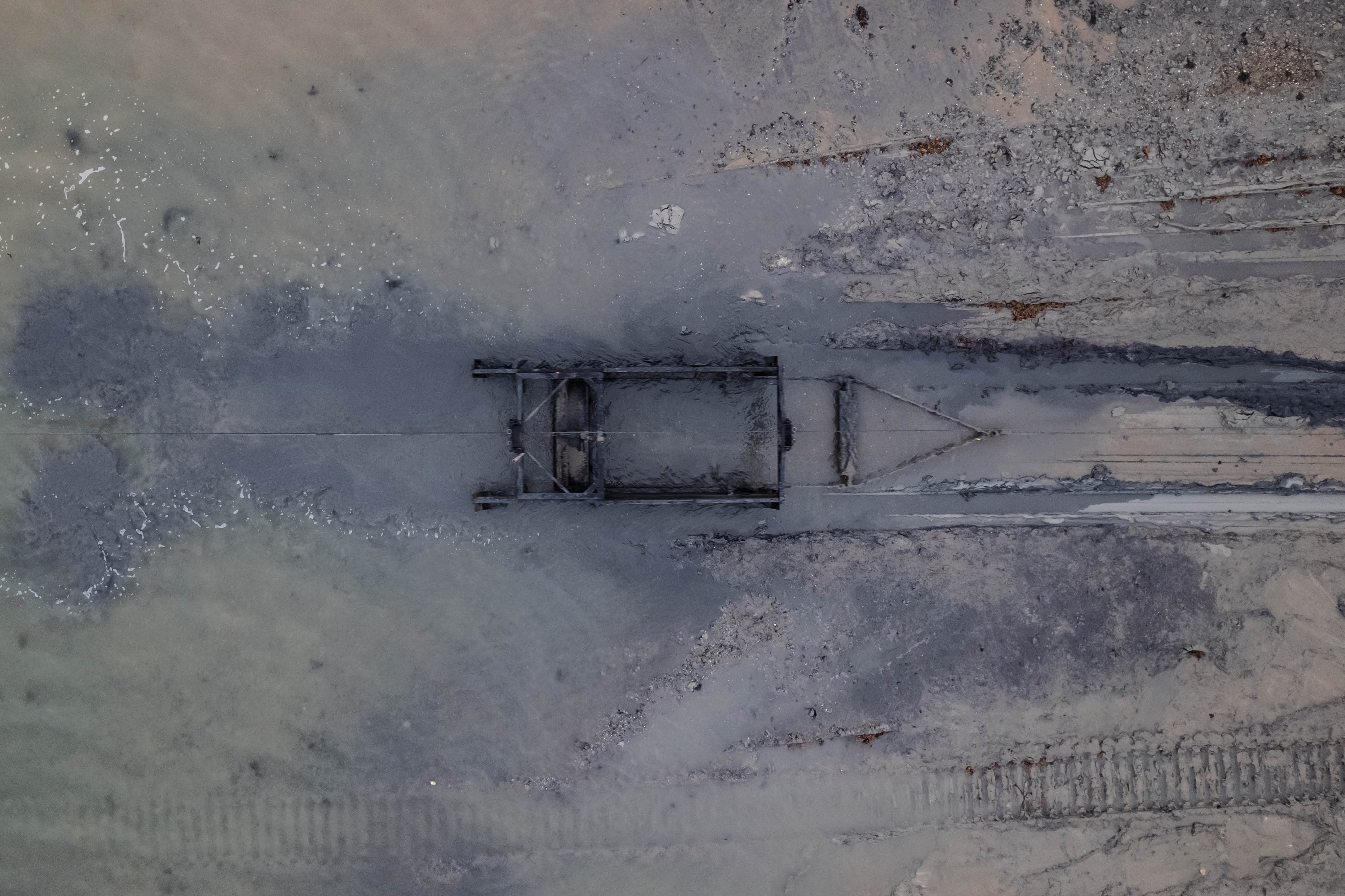 The dragbox shown from an aerial perspective, moving dredged sediment up to the foreshore