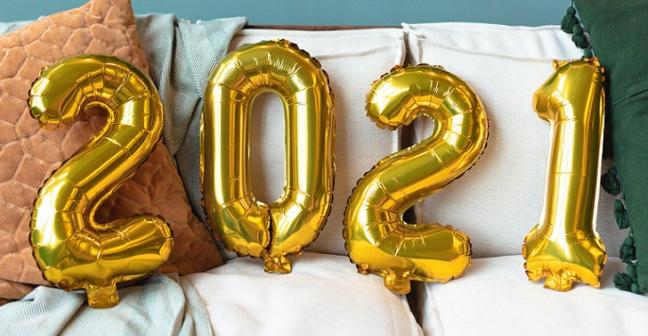 gold balloons which read: "2021"