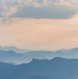 Horizon over misty mountains